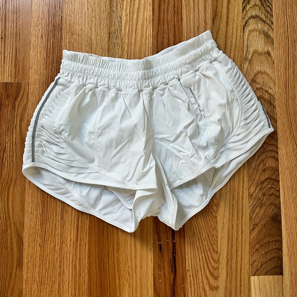 Lululemon Speed Short with side ruching (2.5inch) WHITE size 6